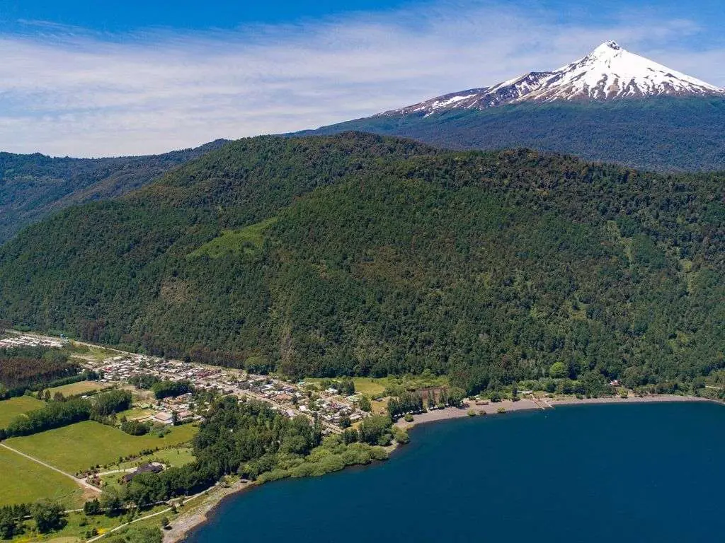 Choshuenco, pueblo a orillas del lago con el volcán al fondo
