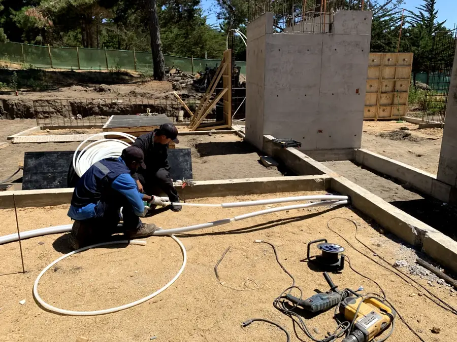 Técnicos instalando cañerías en una obra